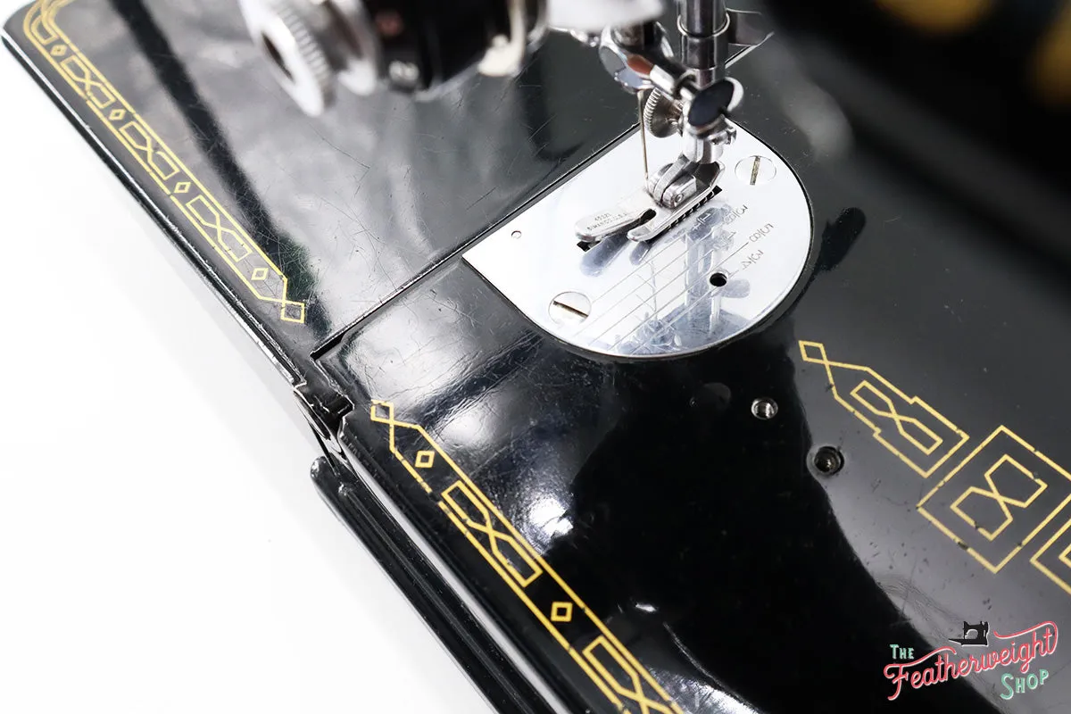 Singer Featherweight 221 Sewing Machine, AL709***