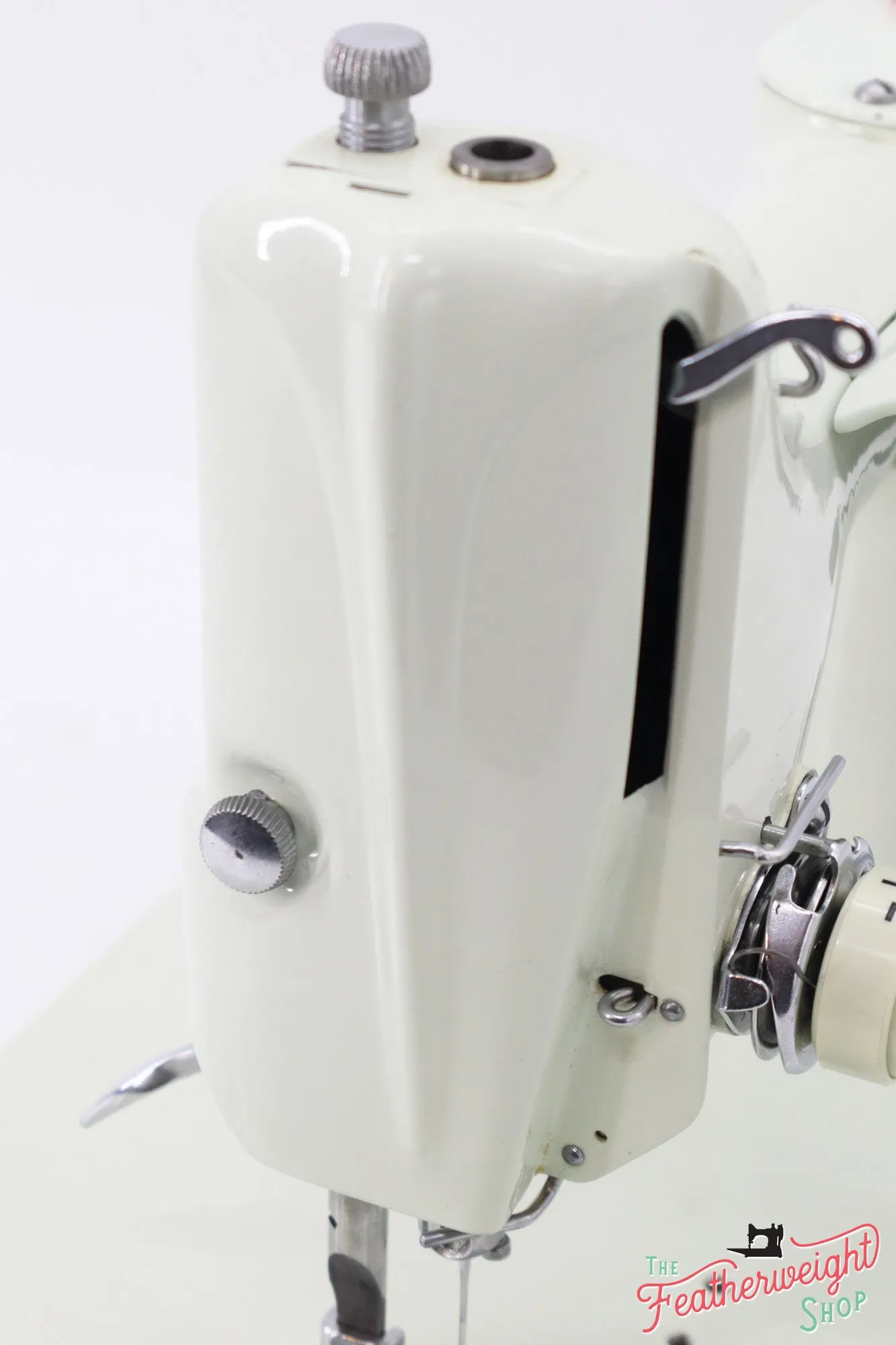 Singer Featherweight 221 Sewing Machine, WHITE - EV780***