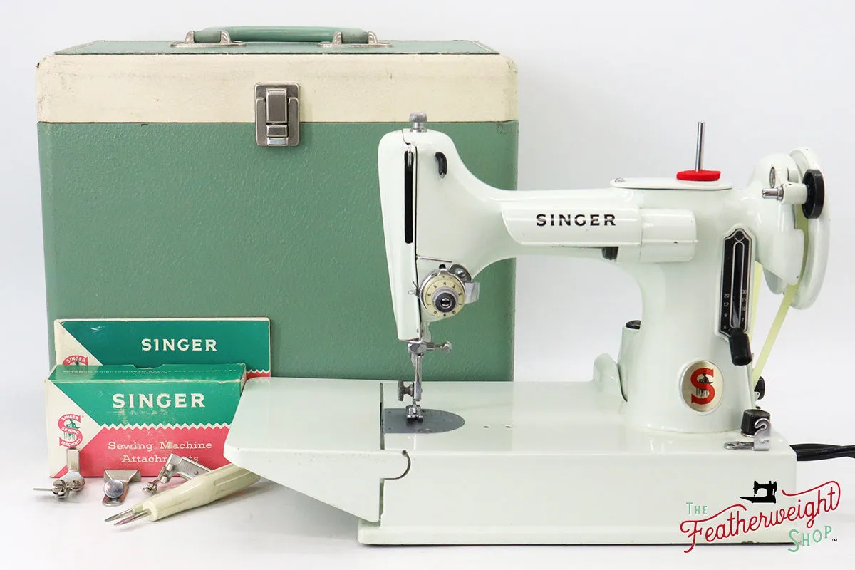 Singer Featherweight 221 Sewing Machine, WHITE - EV784***