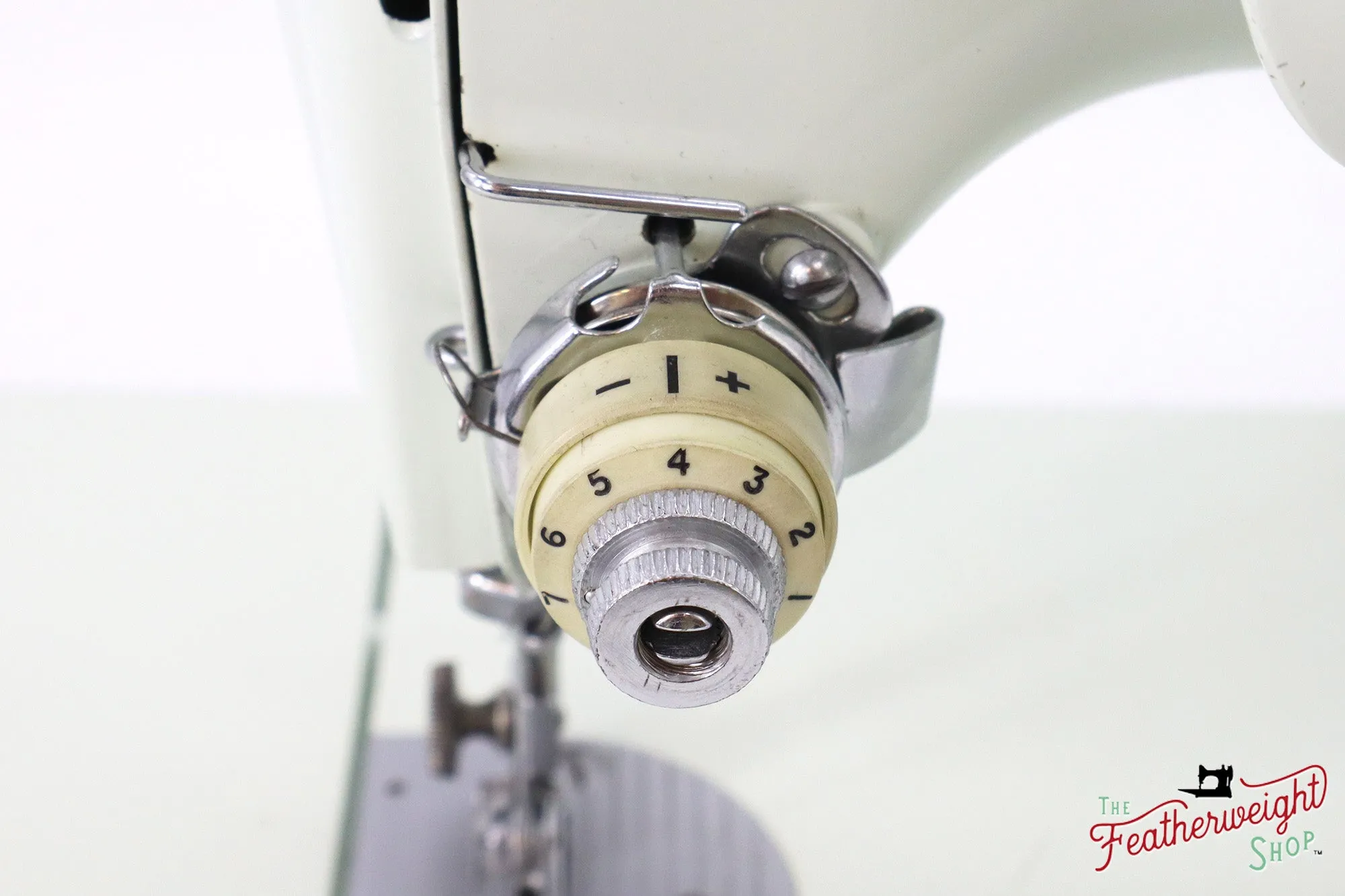 Singer Featherweight 221 Sewing Machine, WHITE - EV784***