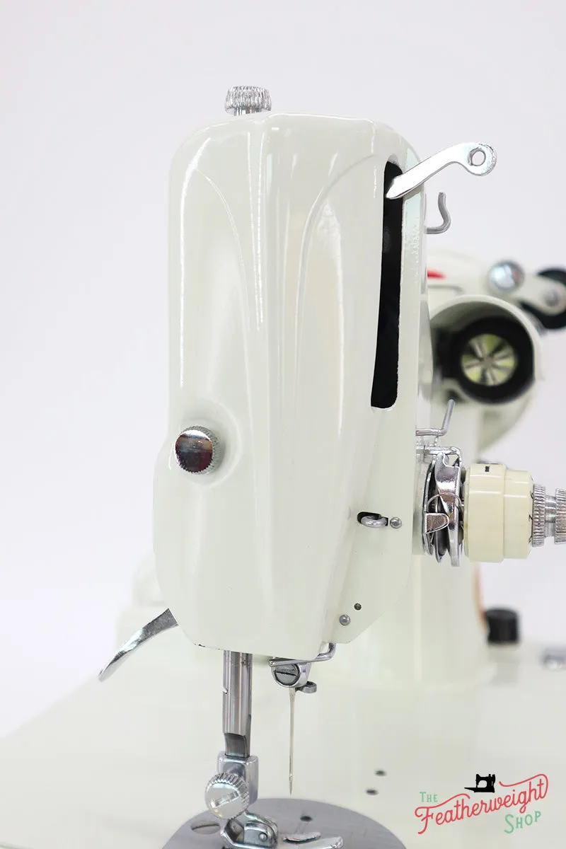 Singer Featherweight 221 Sewing Machine, WHITE EV969***