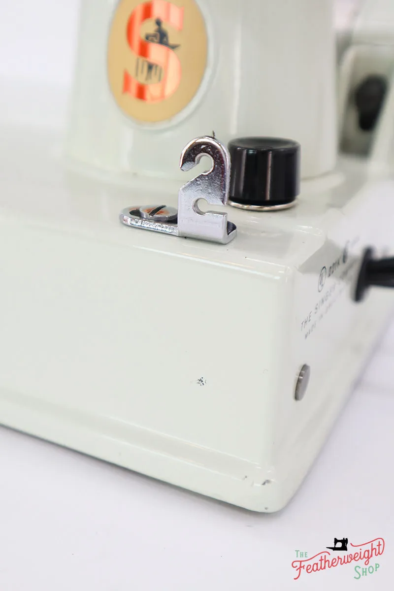 Singer Featherweight 221 Sewing Machine, WHITE EV969***