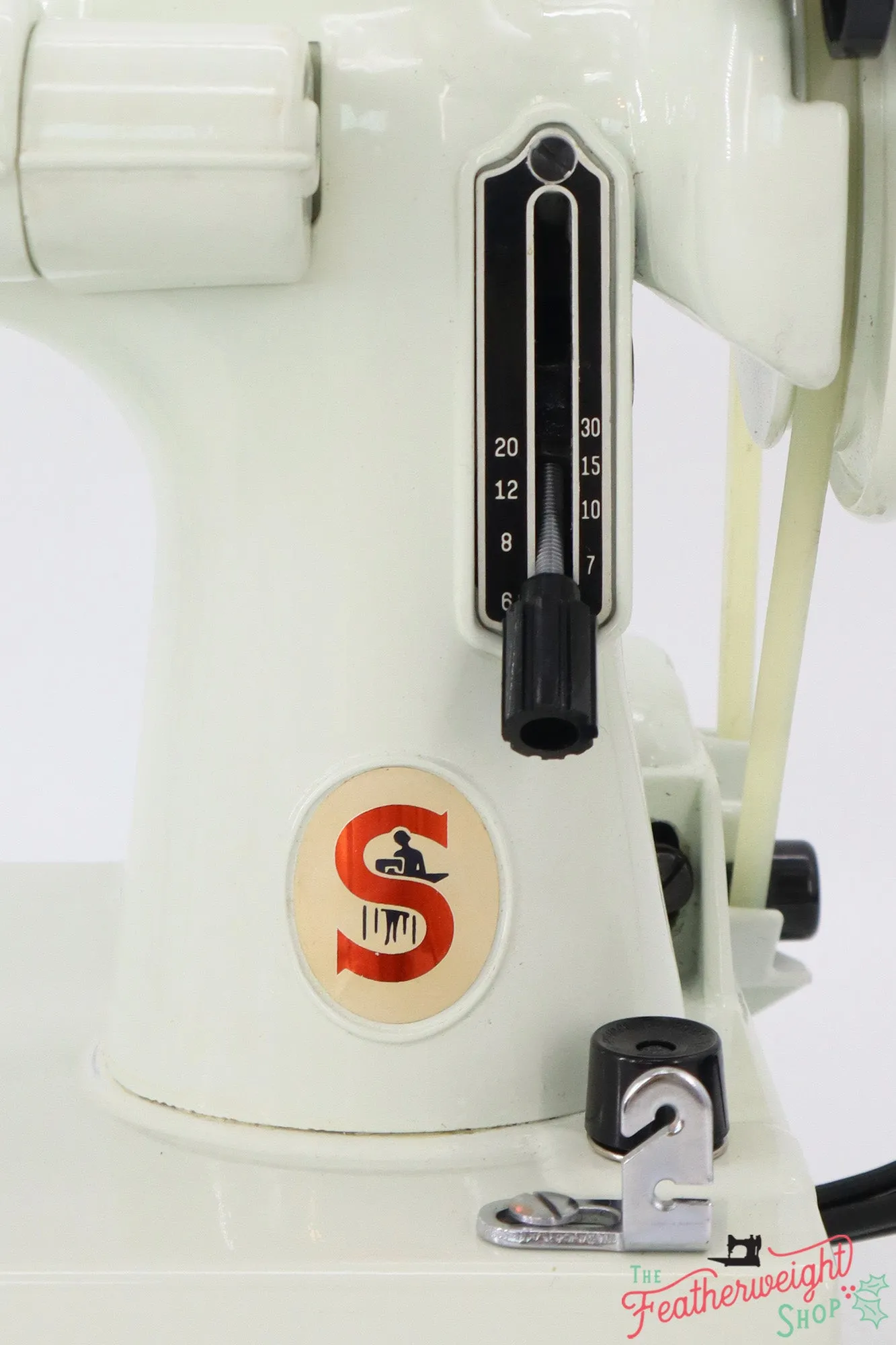 Singer Featherweight 221 Sewing Machine, WHITE - FA235***